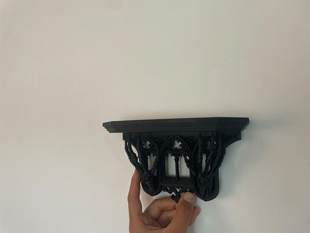 Raft gotic de perete cu mâini de schelet