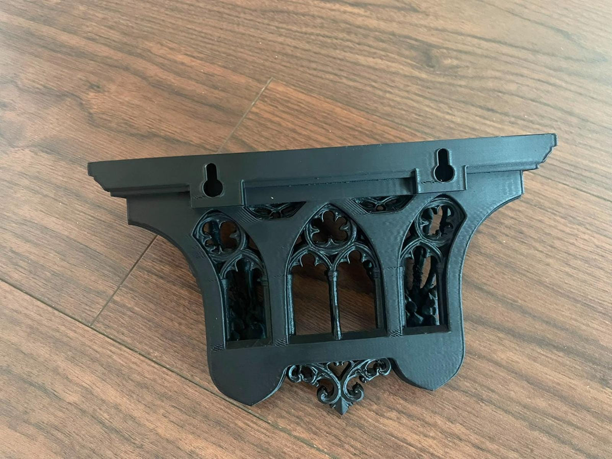 Raft gotic de perete cu mâini de schelet