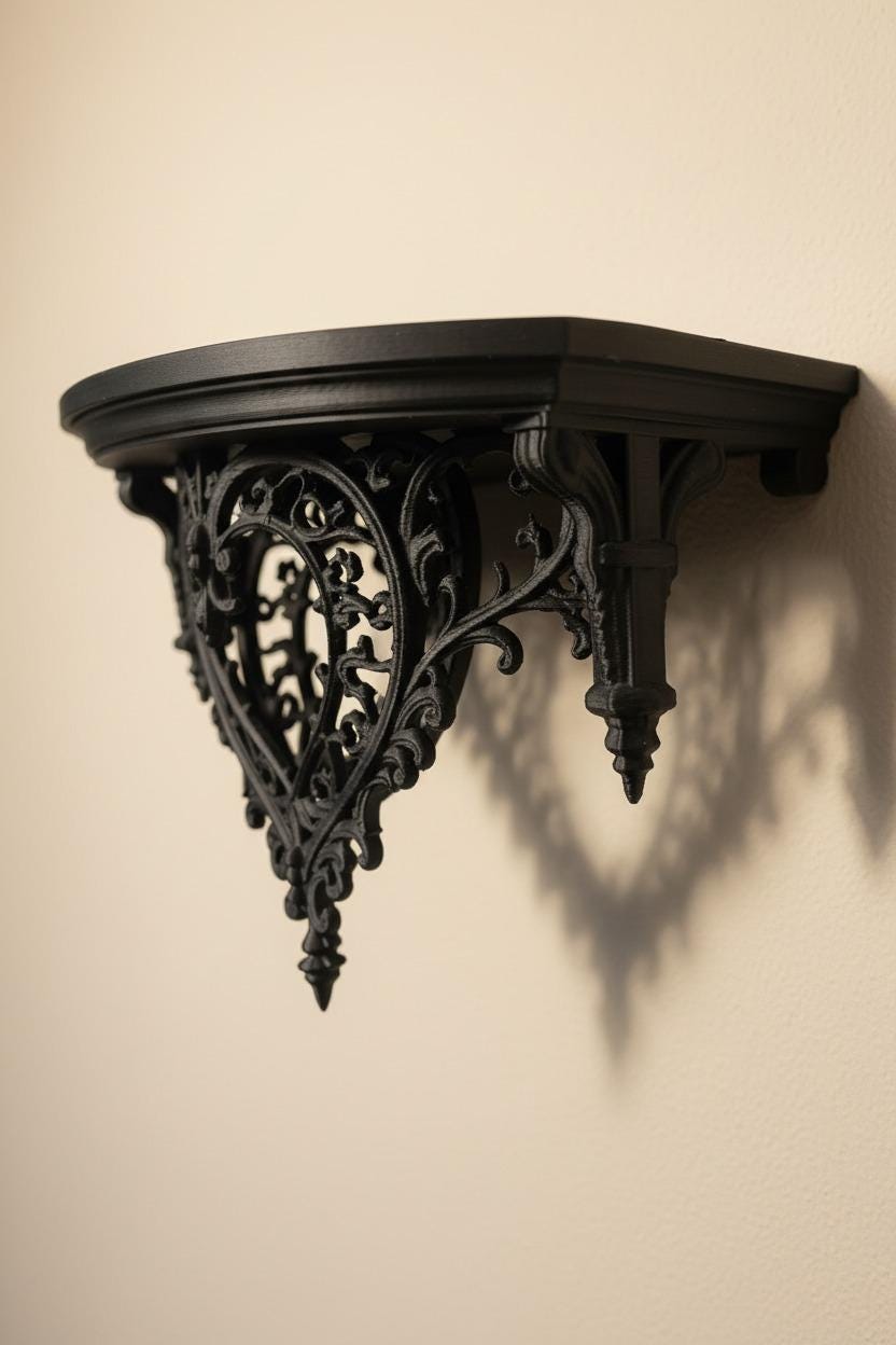 Raft gotic de perete cu inimă și filigran victorian