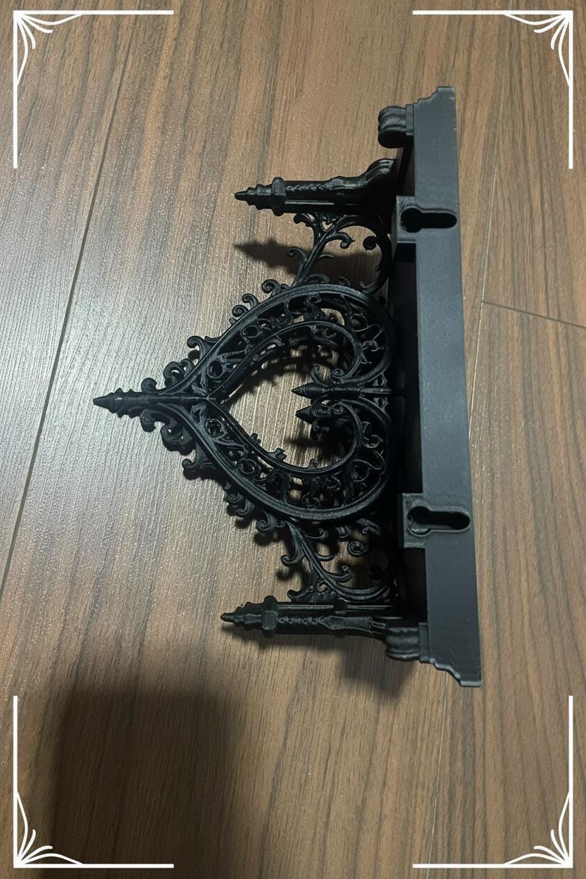 Raft gotic de perete cu inimă și filigran victorian