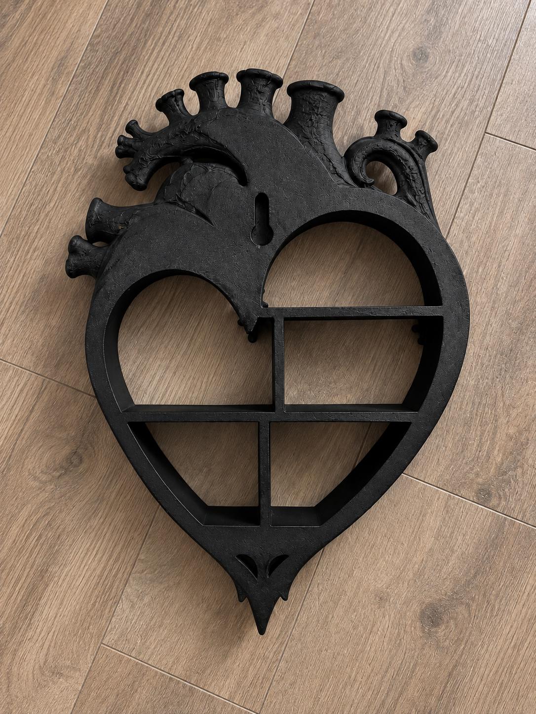 Raft de perete în formă de inimă anatomică – decor gotic