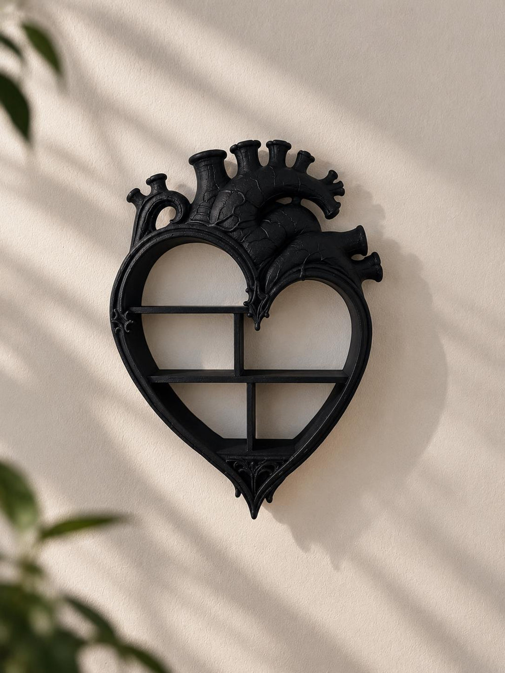 Raft de perete în formă de inimă anatomică – decor gotic