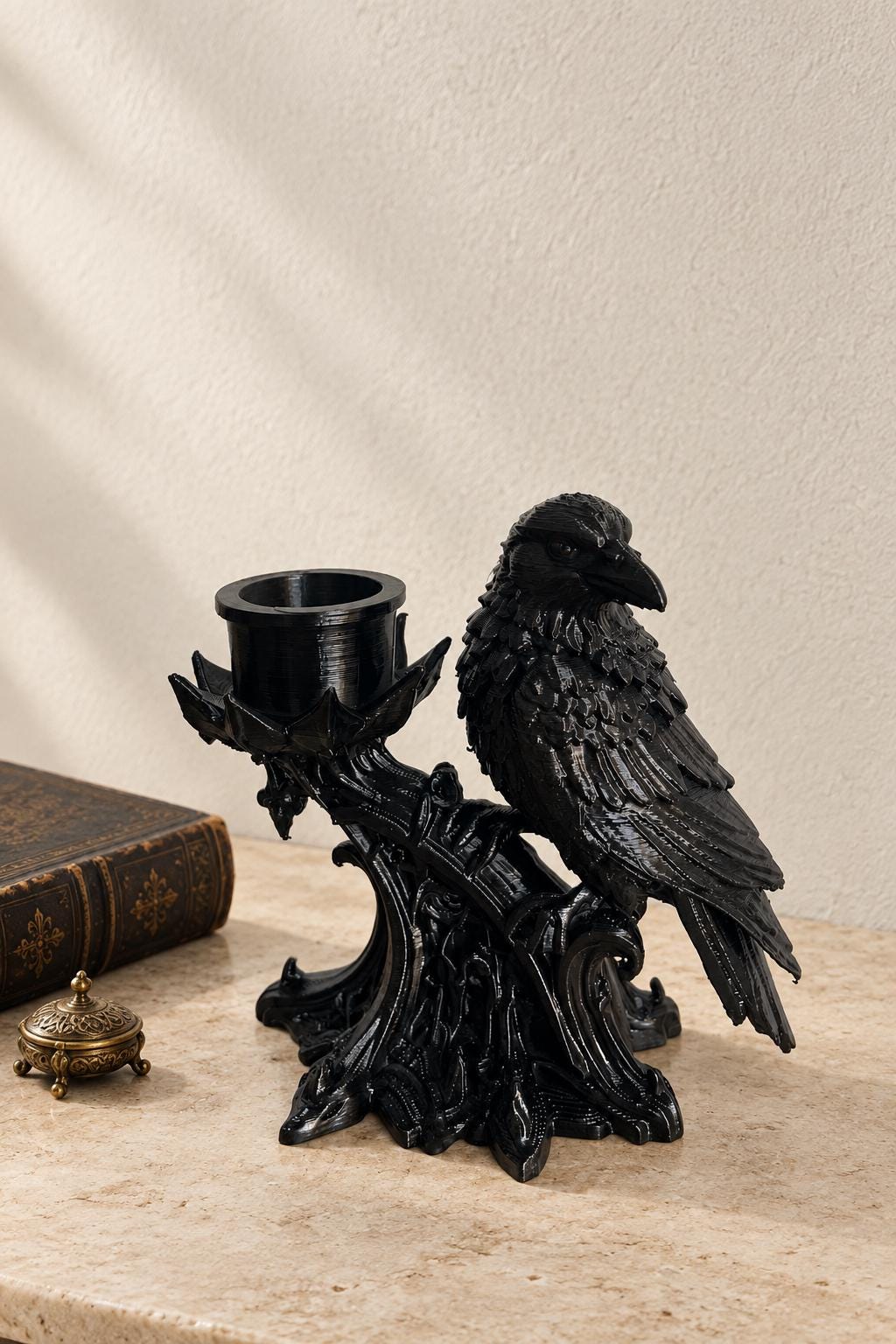 Suport de lumânare cu corb – decor gotic Dark Academia